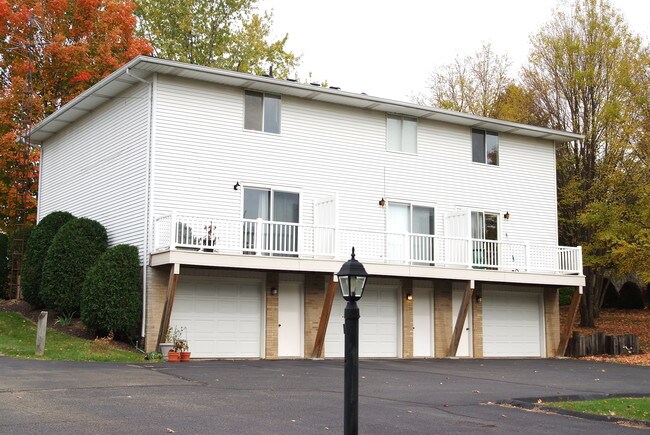 5620-5624 Huckleberry St NW in North Canton, OH - Foto de edificio - Building Photo