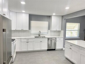 8433 Somerset Dr in Largo, FL - Building Photo - Building Photo