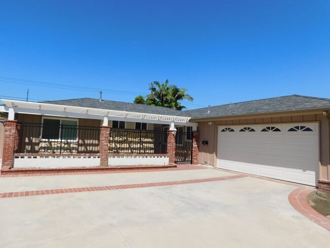 17595 Santa Maria St in Fountain Valley, CA - Building Photo - Building Photo
