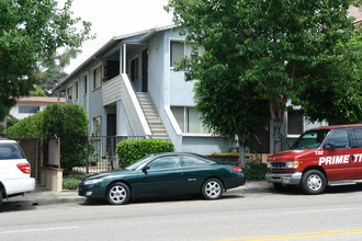 325 E Verdugo Ave in Burbank, CA - Building Photo - Building Photo