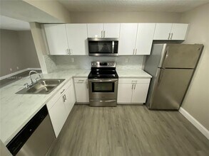 3396 Foxcroft Rd in Miramar, FL - Building Photo - Building Photo