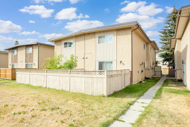 6231 Bowness Rd NW in Calgary, AB - Building Photo - Primary Photo