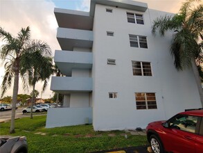 1221 SW 122nd Ave in Miami, FL - Building Photo - Building Photo