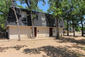 Highland Park Court in Irving, TX - Building Photo