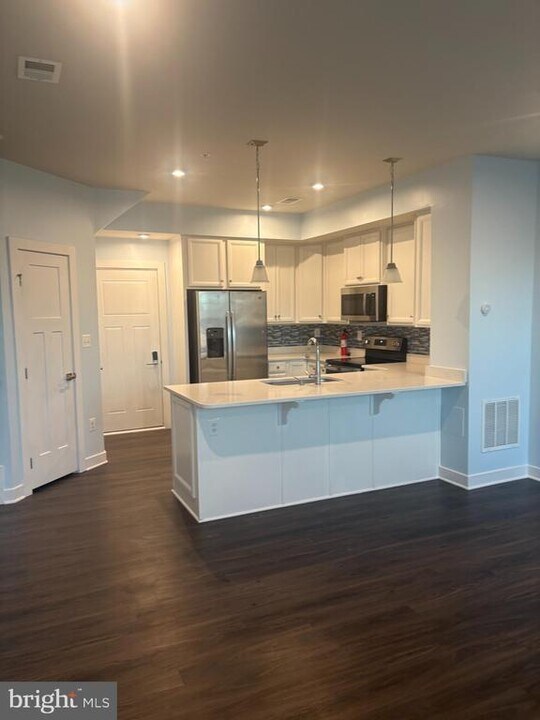 10050 American Pharoah Ln in Laurel, MD - Building Photo