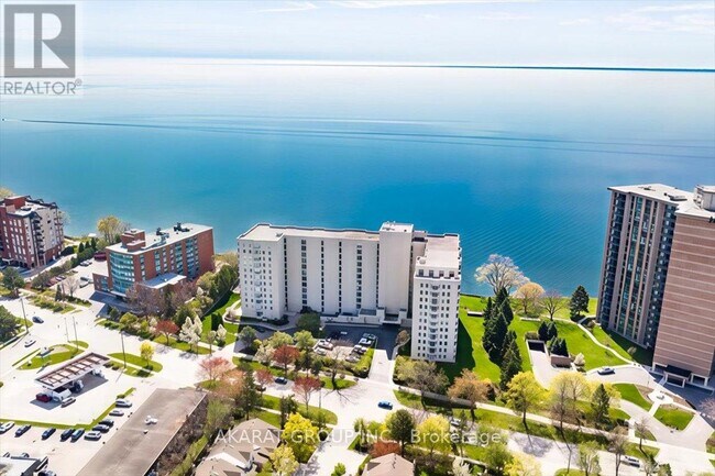 5280 Lakeshore Rd. in Burlington, ON - Building Photo - Building Photo