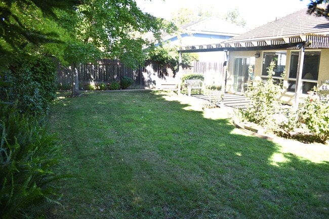 3230 Grimshaw Way in Elk Grove, CA - Building Photo - Building Photo