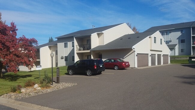 Sylvan Townhomes in Little Canada, MN - Foto de edificio - Building Photo