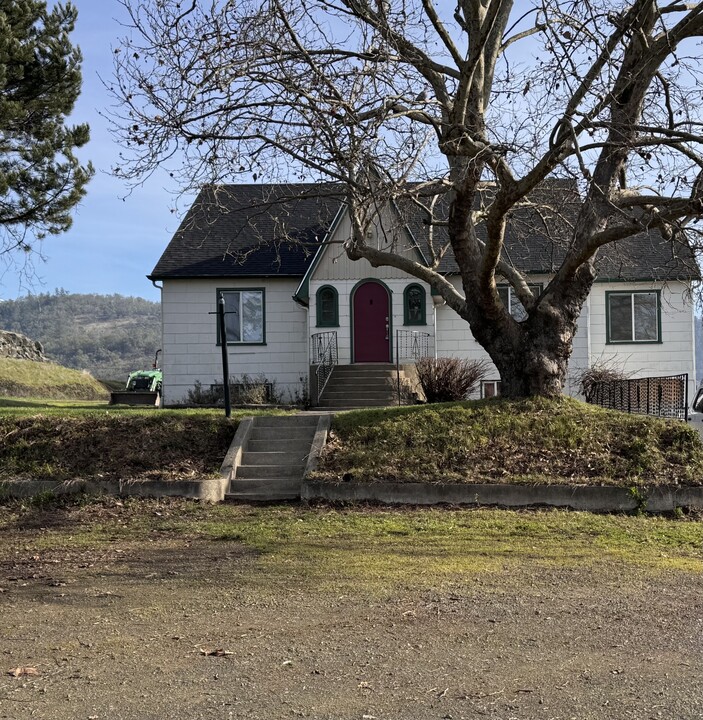 2008 NE Airport Rd in Roseburg, OR - Building Photo