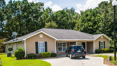 Allies Court Townhomes in Florence, SC - Building Photo - Building Photo