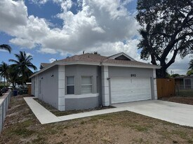 890 NW 25th Ave in Fort Lauderdale, FL - Building Photo