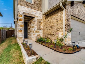 9500 Hunter Ln in Austin, TX - Foto de edificio - Building Photo