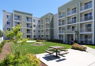 Camelot Apartment Homes in Everett, WA - Foto de edificio - Building Photo