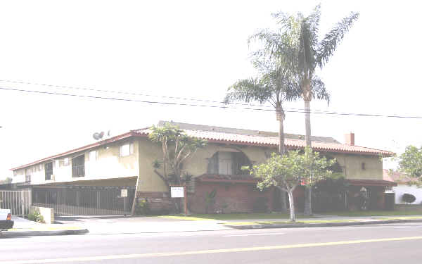 Villa Viejo Apartments in Downey, CA - Building Photo