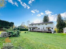 11956 267 St in Maple Ridge, BC - Building Photo