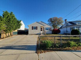 62 Seabreeze Way in Keansburg, NJ - Building Photo