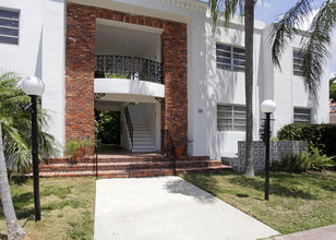 33 Alhambra Cir in Coral Gables, FL - Building Photo - Building Photo