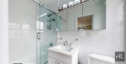 E 89 St, Unit 12H in New York, NY - Building Photo - Building Photo