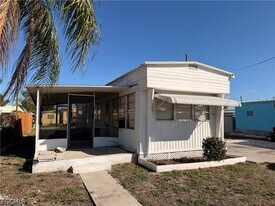 121 Coachlight Ln in North Fort Myers, FL - Building Photo