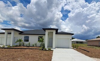 305-307 Harold Ave S, Unit 307 Harold Ave S in Lehigh Acres, FL - Building Photo