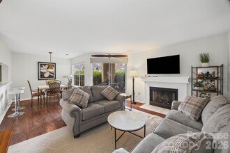 5003 Sharon Rd in Charlotte, NC - Foto de edificio - Building Photo