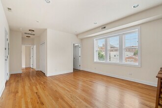 1432 N Maplewood Ave, Unit 304 in Chicago, IL - Foto de edificio - Building Photo