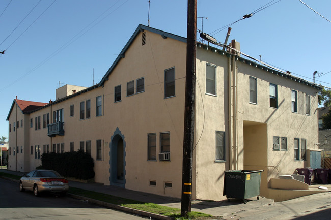 1089 Coronado Ave in Long Beach, CA - Building Photo - Building Photo