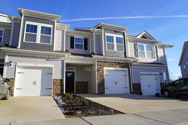 210 Creekview Rd in Hendersonville, NC - Foto de edificio - Building Photo