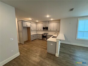 408 W Crestwood Dr in Victoria, TX - Building Photo - Building Photo