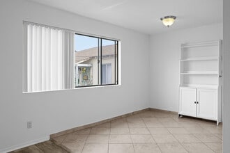 324 Stepney St in Inglewood, CA - Foto de edificio - Building Photo