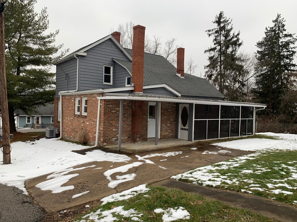 593 Locust Ave in Washington, PA - Building Photo