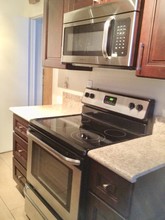 622 S Barrington Ave, Unit 1004 in Los Angeles, CA - Building Photo - Building Photo