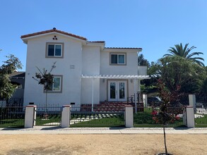 2446 S Dunsmuir Ave in Los Angeles, CA - Building Photo - Building Photo