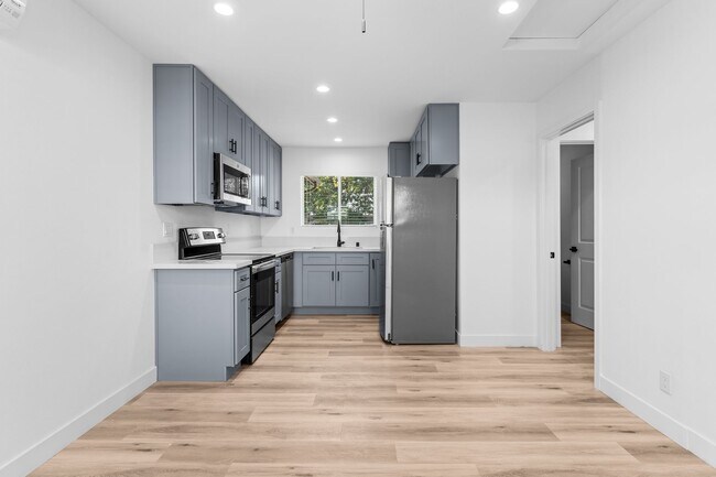 2300 E Commonwealth Ave, Unit 11 in Fullerton, CA - Building Photo - Building Photo