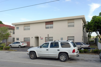 1125 W 71st St in Hialeah, FL - Foto de edificio - Building Photo