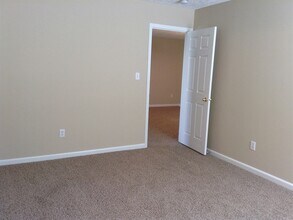 2926 Limber Pine Dr in Whiteland, IN - Foto de edificio - Building Photo