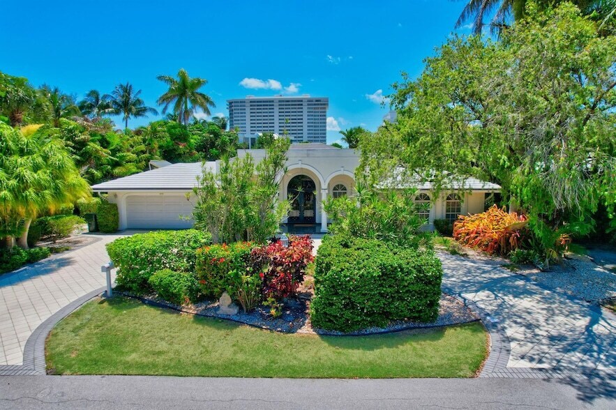 2100 Cocoanut Rd in Boca Raton, FL - Building Photo