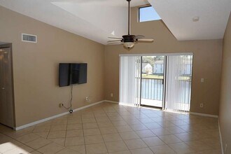 8215 Sun Spring Cir in Orlando, FL - Building Photo - Building Photo