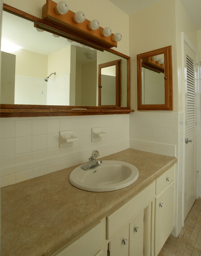 1018 Park Dr, Unit 2 in Indian Harbour Beach, FL - Foto de edificio - Building Photo