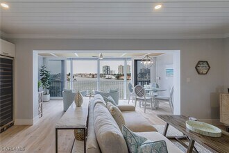 250 Park Shore Dr in Naples, FL - Building Photo - Building Photo