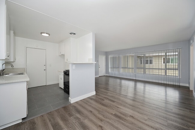 Stadium Village Apartments in Inglewood, CA - Foto de edificio - Building Photo