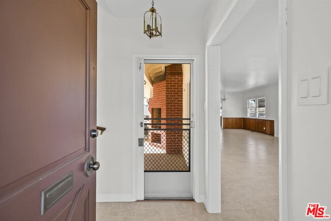 100 E Kenneth Rd in Glendale, CA - Building Photo - Building Photo