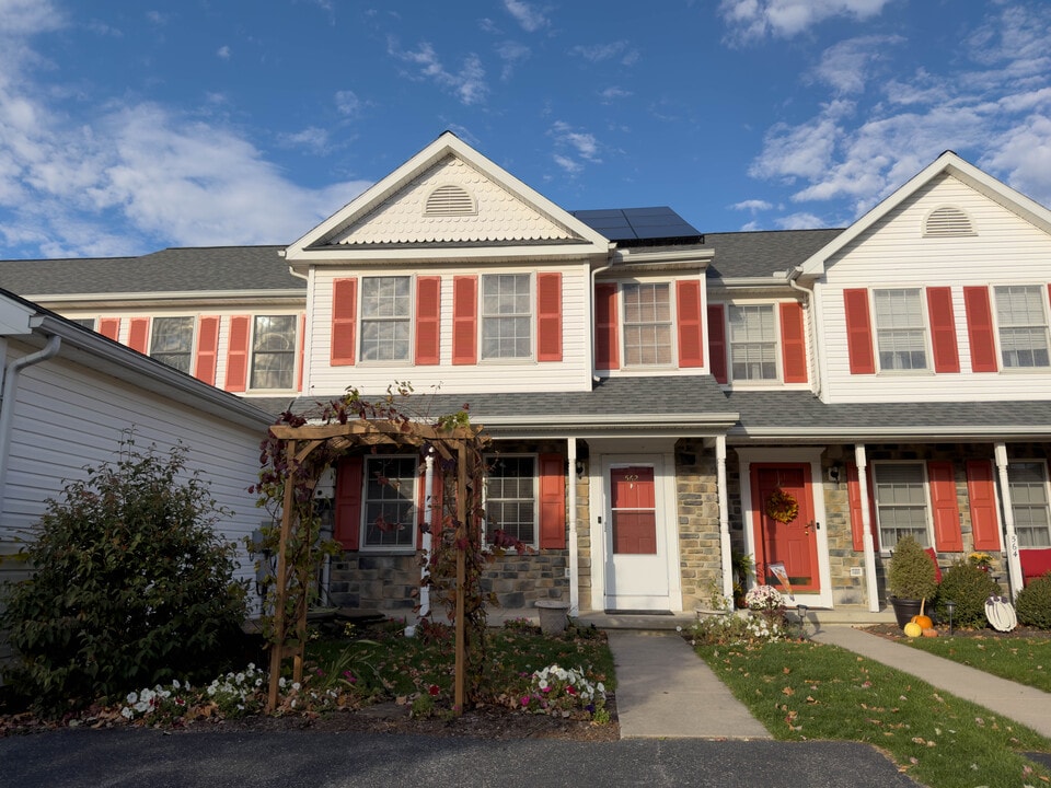 562 Wood Duck Dr in Manheim, PA - Foto de edificio