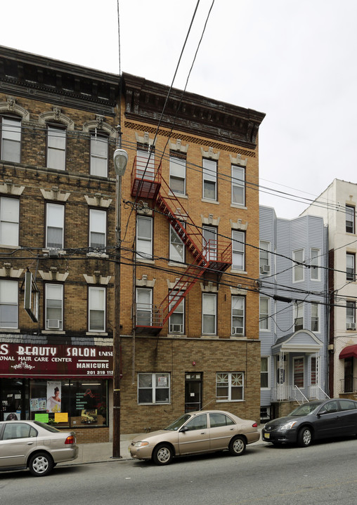 203 48th St in Union City, NJ - Building Photo