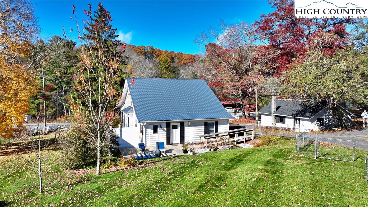 490 Cranberry St in Newland, NC - Building Photo