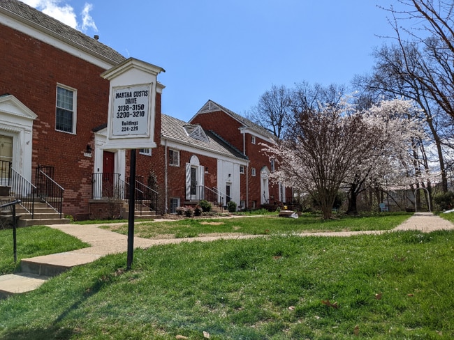 3142 Martha Custis Dr in Alexandria, VA - Foto de edificio - Building Photo