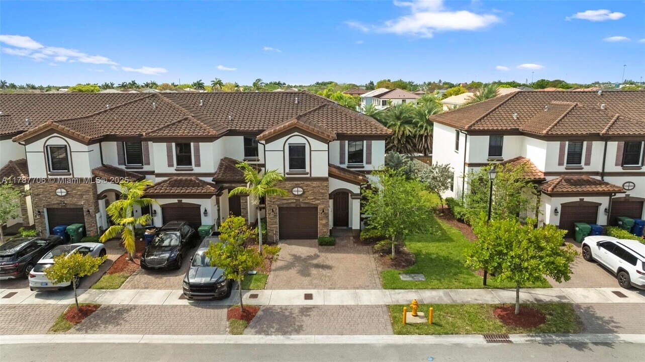 8990 NW 183rd St in Hialeah, FL - Building Photo
