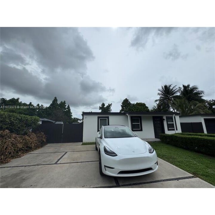 4910 SW 98th Avenue Rd in Miami, FL - Foto de edificio