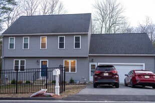129 Quinapoxet St in Holden, MA - Building Photo