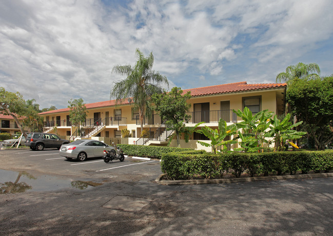 The Oakwood Apartments in Boca Raton, FL - Foto de edificio - Building Photo